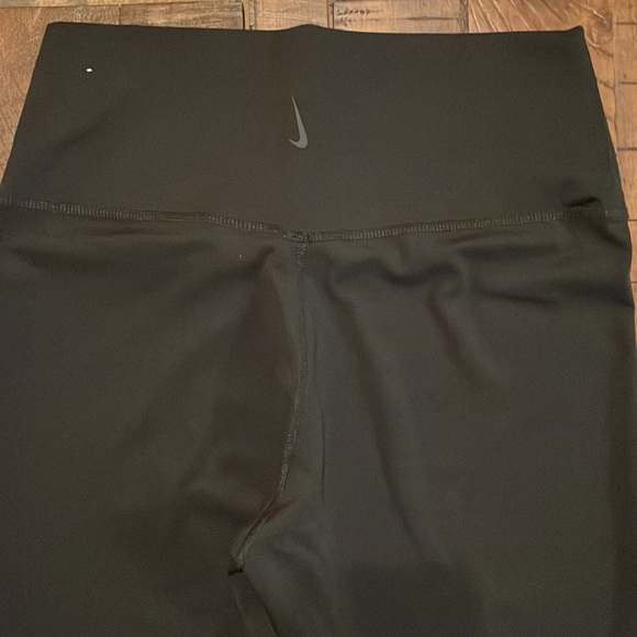 Women’s Nike 7/8 black leggings. Size large. I’m new condition! - Picture 3 of 5